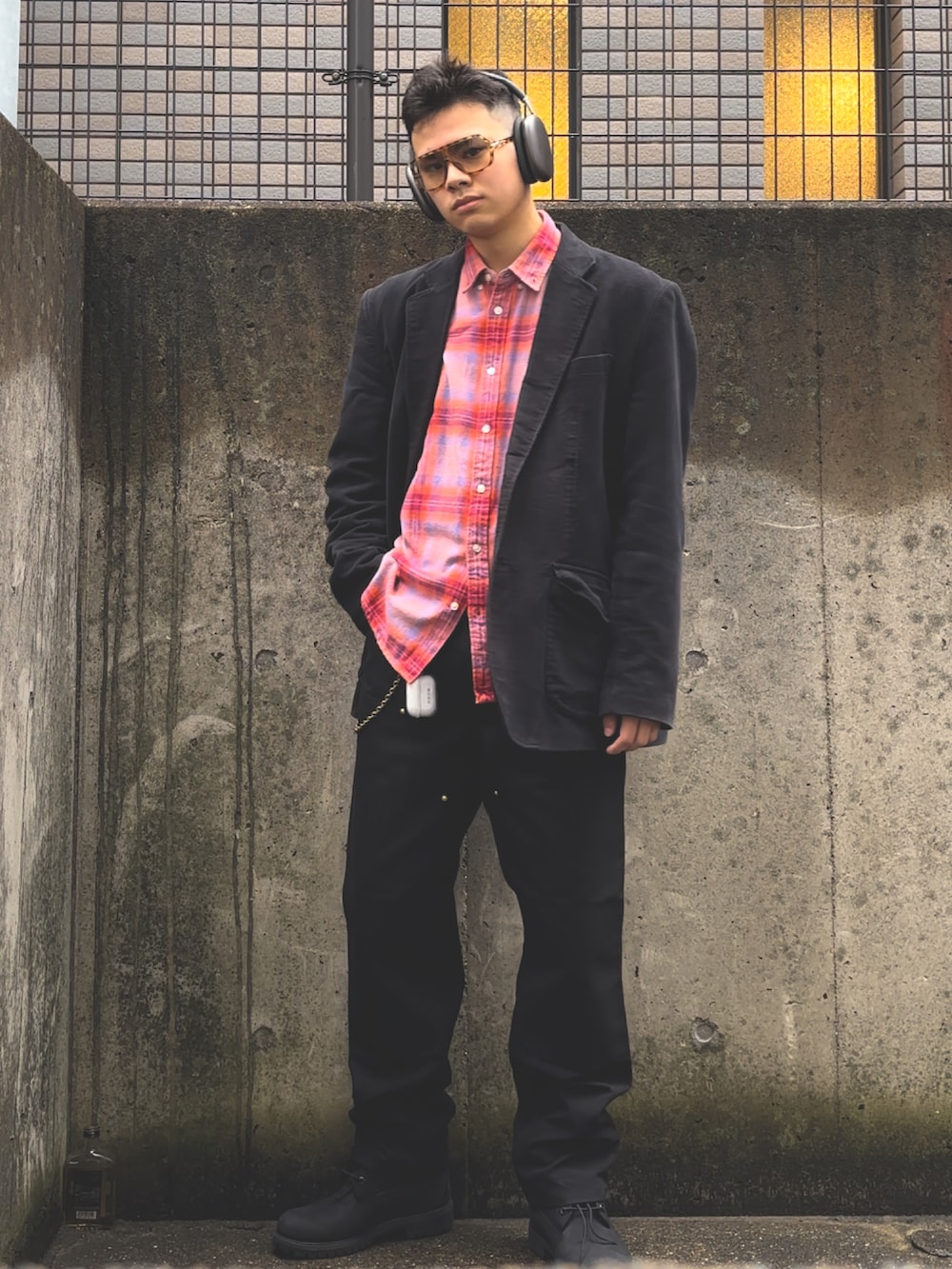 「大人ストリート、ストリート、ストリートMIX、ストリートコーデ、supreme、チェック、チェックシャツ、carhartt、Timberland、PLAYBOY、ヘッドホン、ヘッドフォン、オーバーサイズ、テーラードジャケット、オトナカジュアル」|「PLAYBOYのアイテム(サングラス、ブラウン系)」を使った、NONさん(メンズ・180cm)の冬コーディネートの2枚目の写真