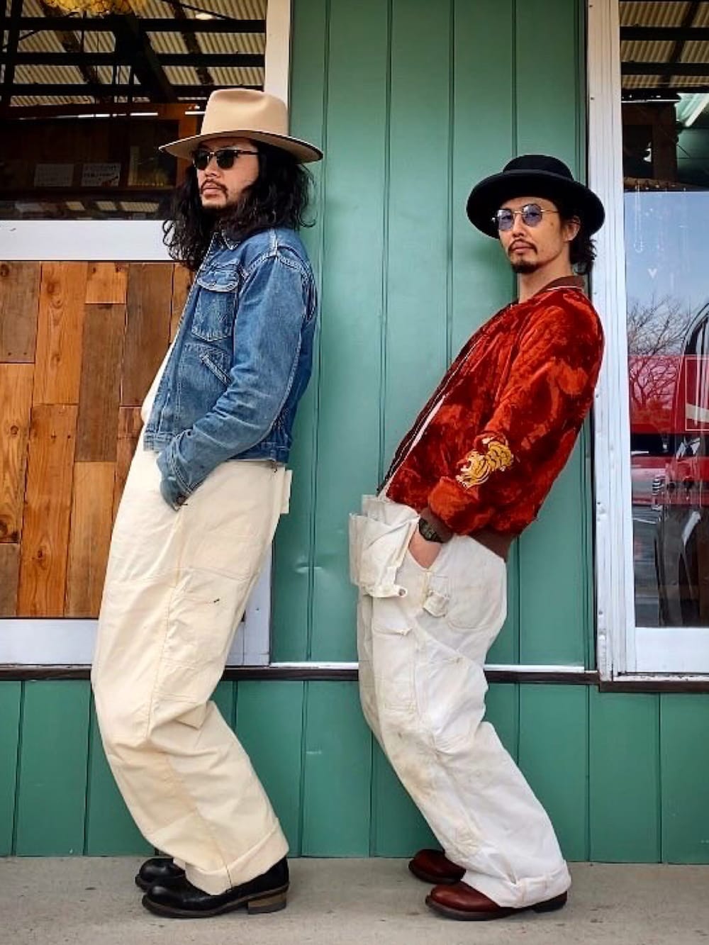 ブラック系のブーツを着用したメンズの秋コーディネートの2枚目の写真