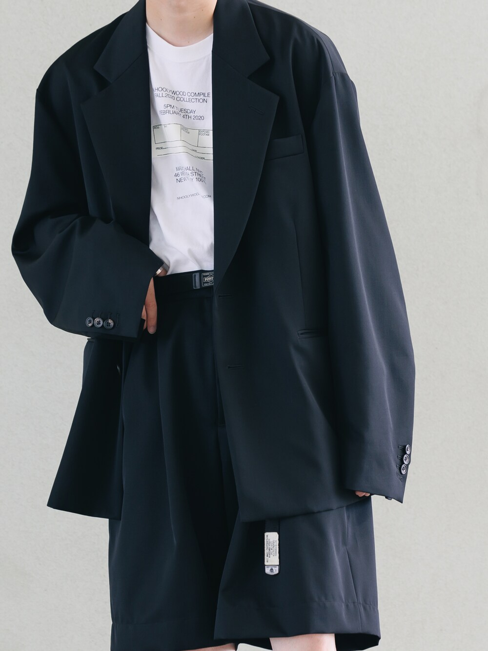 ブラック系のジャケット/アウター、ブラック系のパンツ、ベージュ系のスニーカーを着用したメンズの夏コーディネートの2枚目の写真