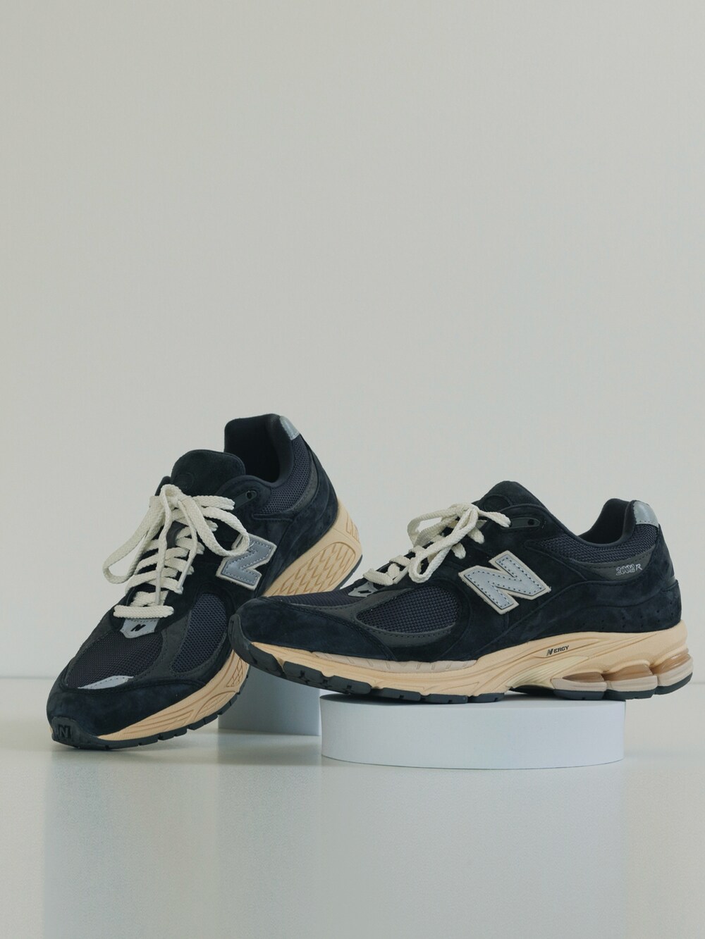 ブルー系のシャツ/ブラウス、ホワイト系のその他パンツ、ブルー系のスニーカーを着用したメンズの夏コーディネートの2枚目の写真