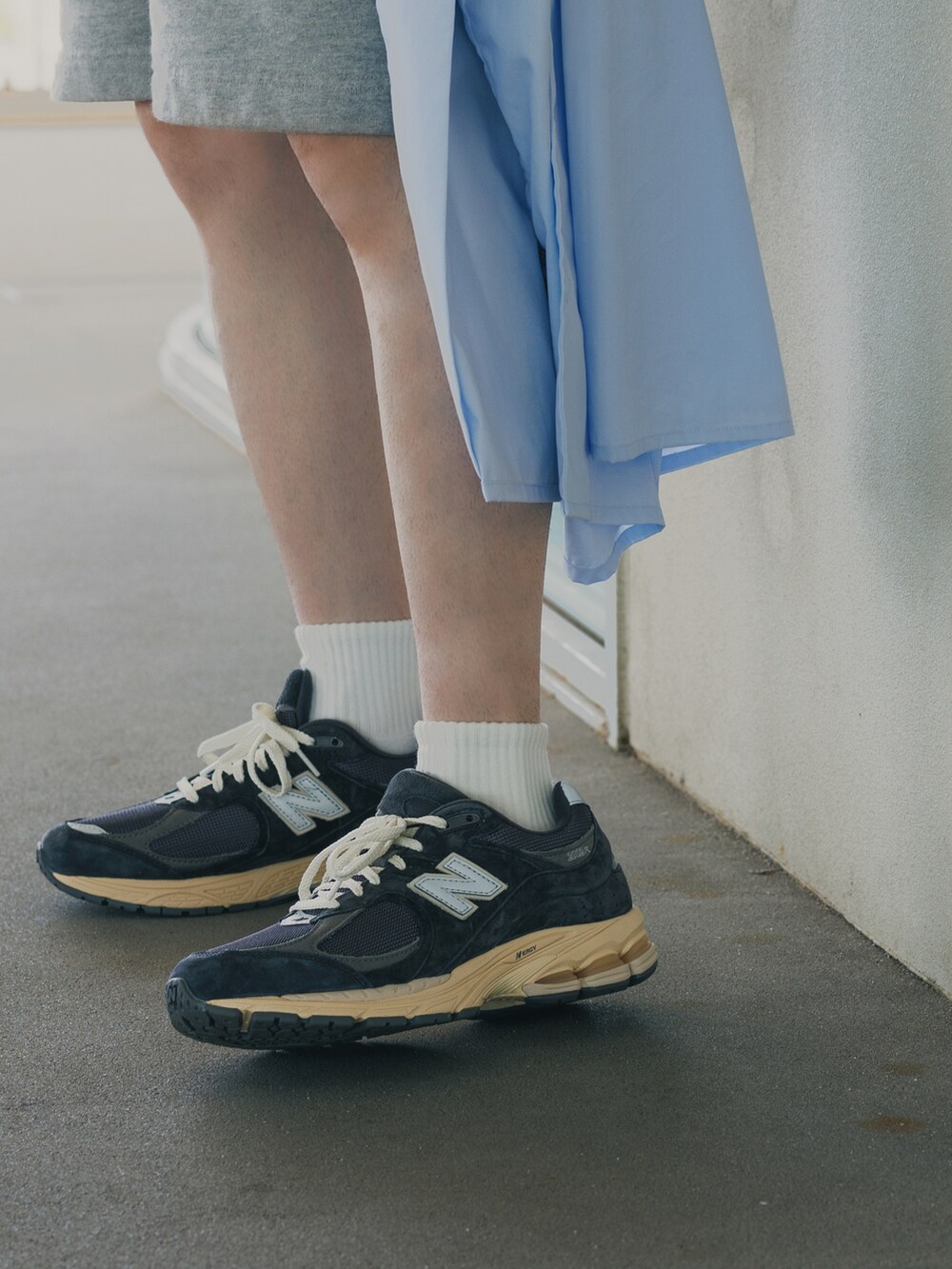 ブルー系のシャツ/ブラウス、ホワイト系のその他パンツ、ブルー系のスニーカーを着用したメンズの夏コーディネートの4枚目の写真