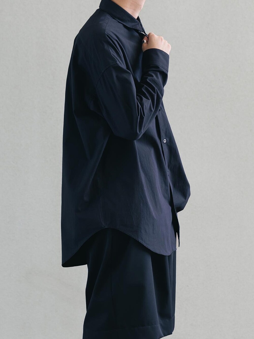 ブラック系のシャツ/ブラウス、ブラック系のパンツ、ブラック系のドレスシューズを着用したメンズの夏コーディネートの2枚目の写真