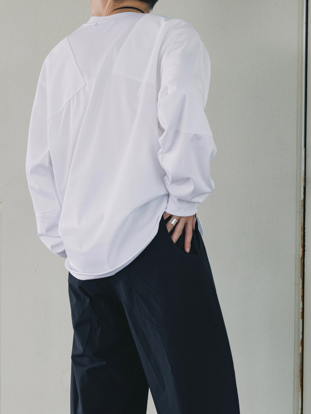 ホワイト系のTシャツ/カットソー、ブルー系のパンツ、グレー系のスニーカーを着用したメンズの秋コーディネートの2枚目の写真