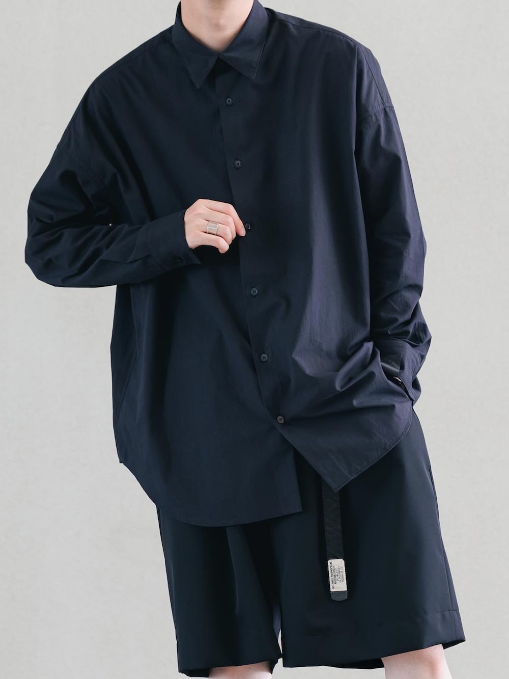 ブラック系のシャツ/ブラウス、ブラック系のパンツ、ブラック系のドレスシューズを着用したメンズの夏コーディネートの3枚目の写真