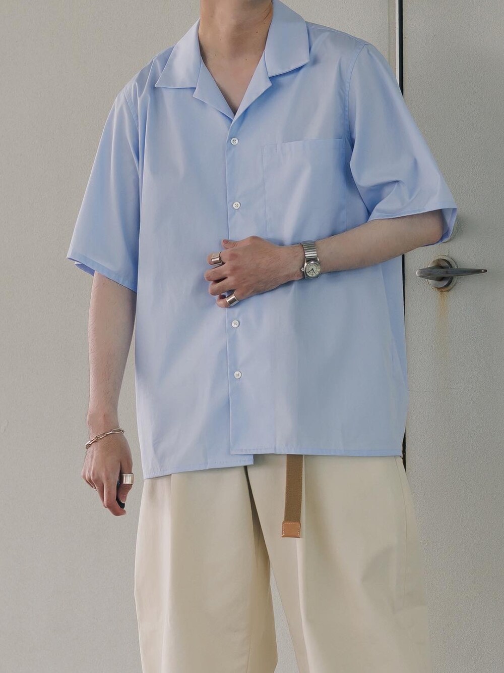 ブルー系のシャツ/ブラウス、ブラック系のジャケット/アウター、ホワイト系のその他パンツを着用したメンズの夏コーディネートの2枚目の写真