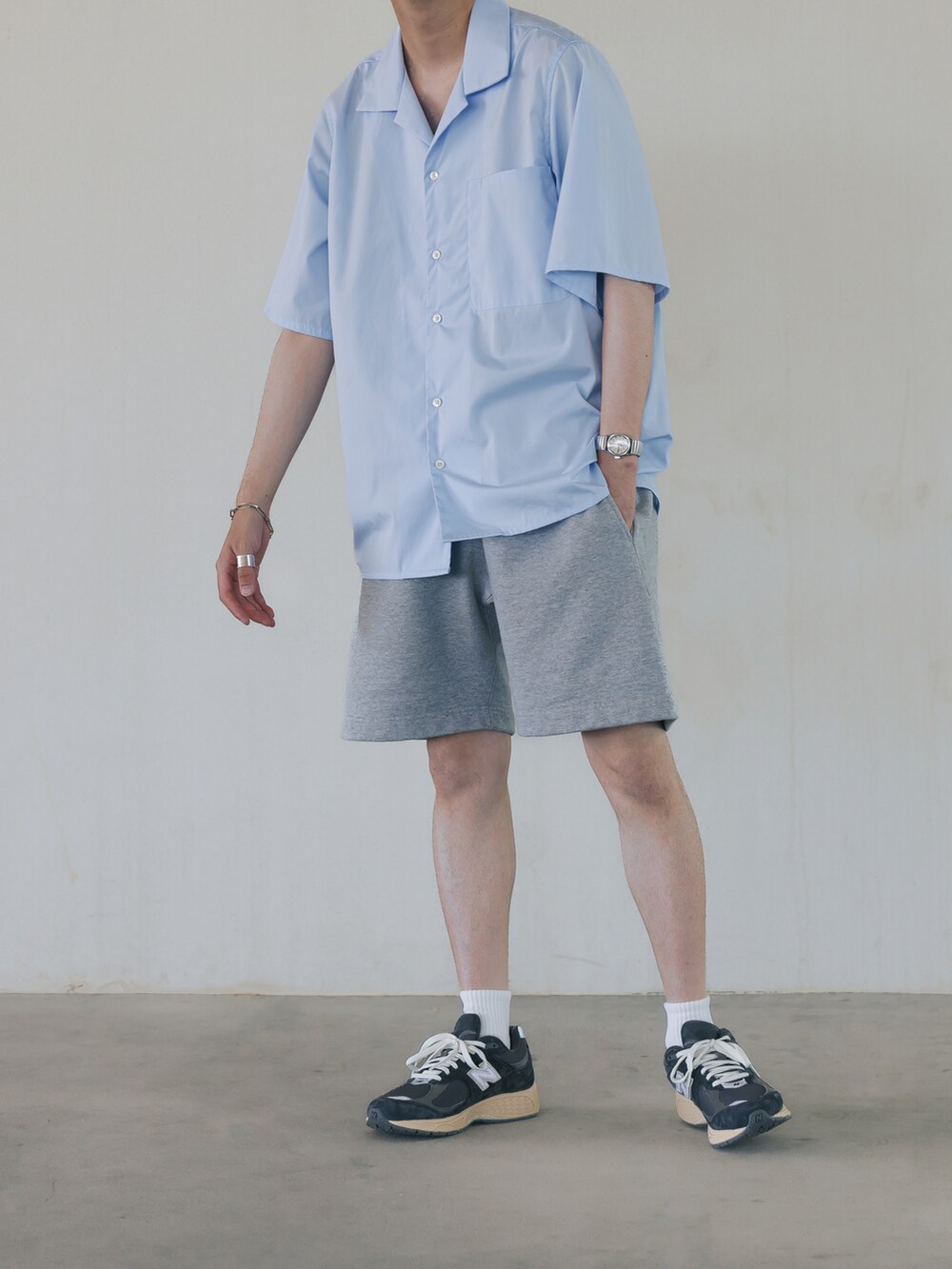 ブルー系のシャツ/ブラウス、ホワイト系のその他パンツ、ブルー系のスニーカーを着用したメンズの夏コーディネートの3枚目の写真