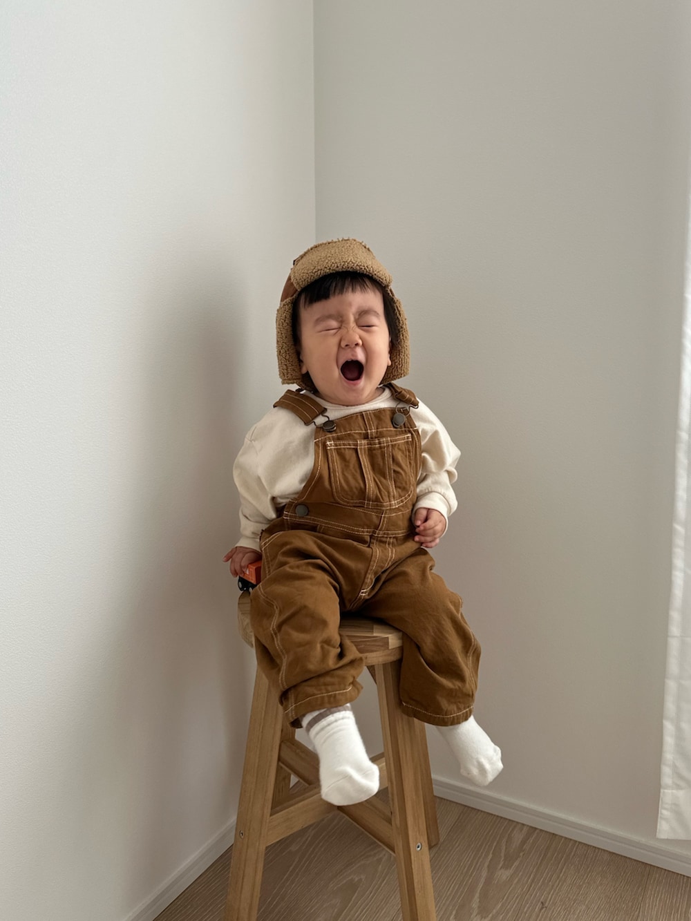 ブラウン系のサロペット/オーバーオールを着用したメンズの秋コーディネートの2枚目の写真