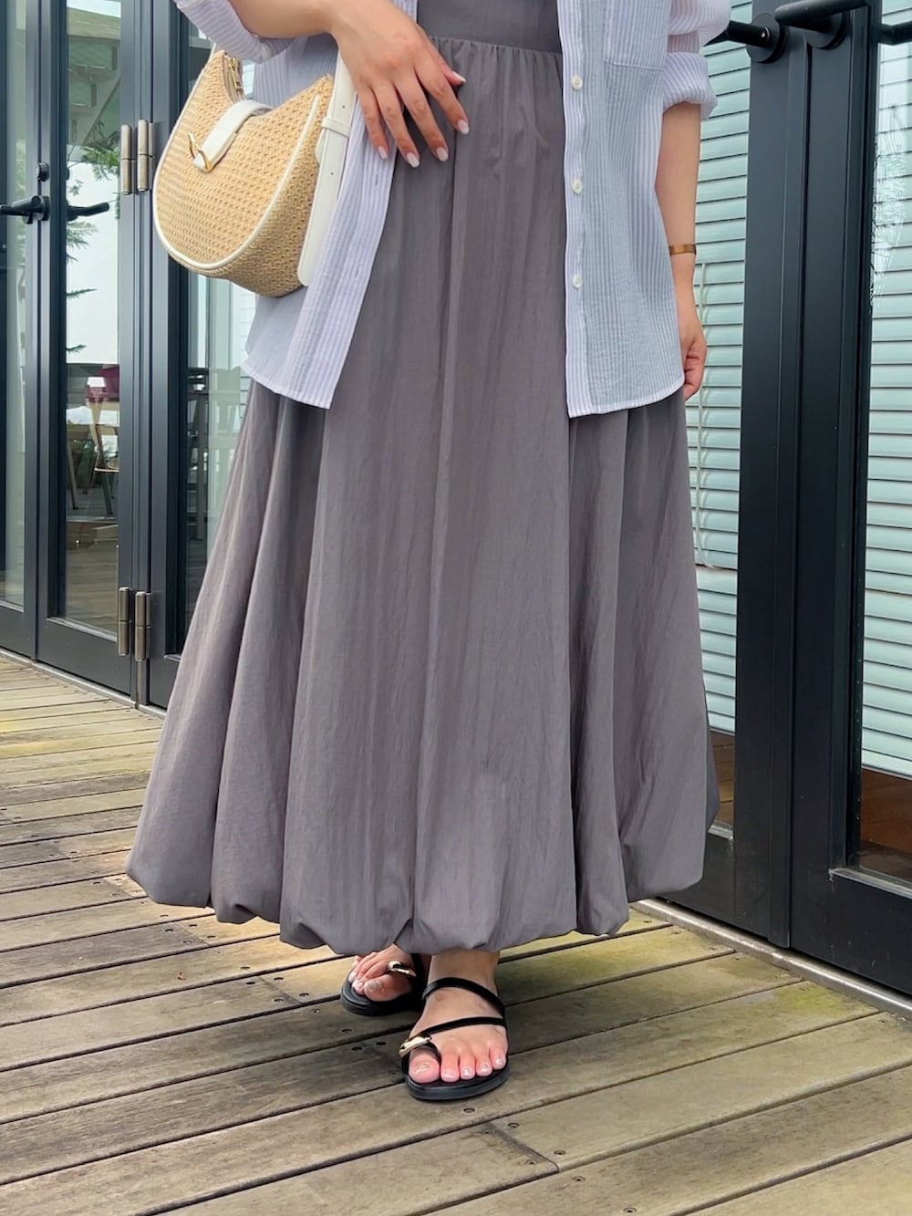 ブルー系のシャツ/ブラウス、ブラック系のサンダル、グレー系のワンピースを着用したレディースの夏コーディネートの7枚目の写真