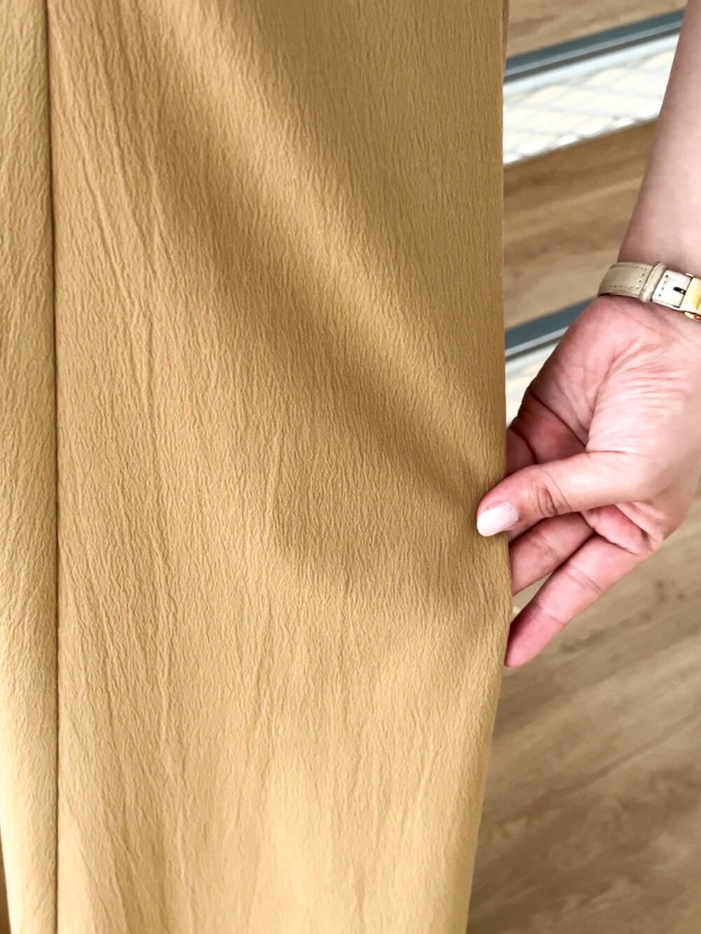 イエロー系のワンピース、ホワイト系のショルダーバッグ、シルバー系のサンダルを着用したレディースの夏コーディネートの3枚目の写真