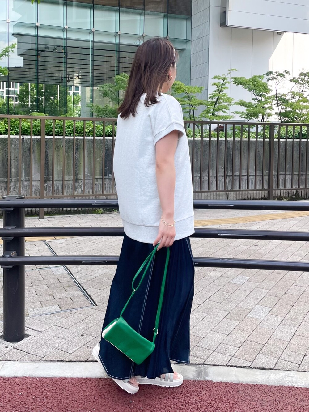 ブルー系のワンピース、グレー系のスウェット、グリーン系のサンダルを着用したレディースの夏コーディネートの3枚目の写真