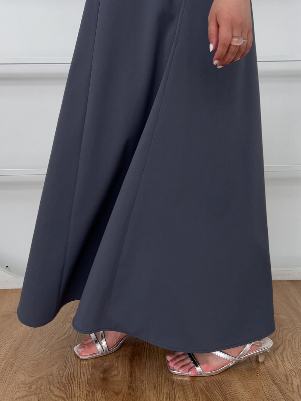 シルバー系のサンダル、シルバー系のショルダーバッグ、パープル系のワンピースを着用したレディースの夏コーディネートの4枚目の写真