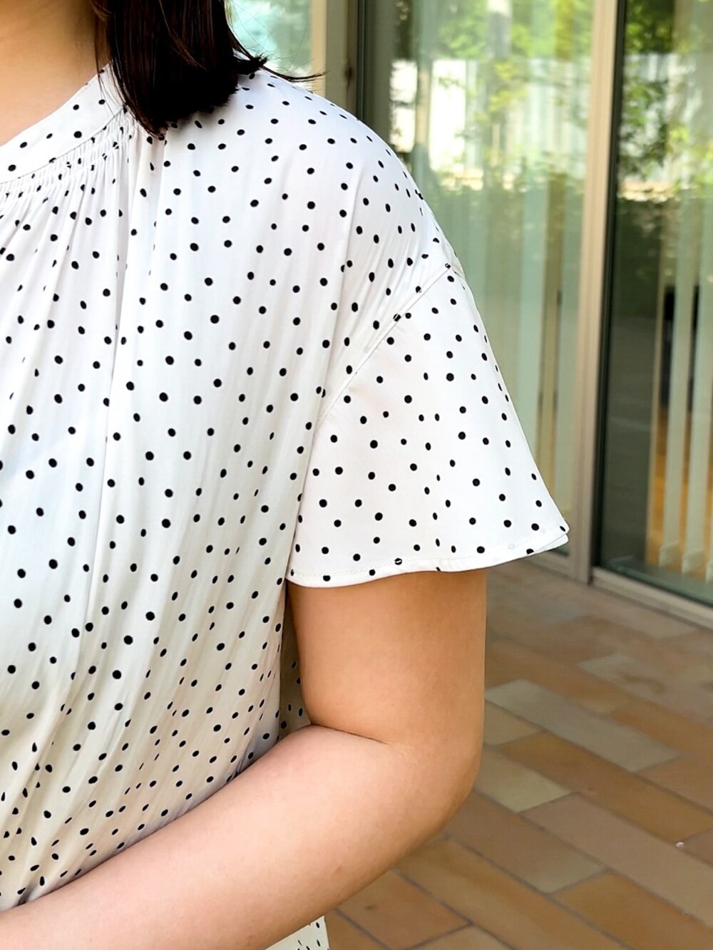 イエロー系のショルダーバッグ、ホワイト系のシャツ/ブラウス、ブルー系のデニムパンツを着用したレディースの春コーディネートの3枚目の写真