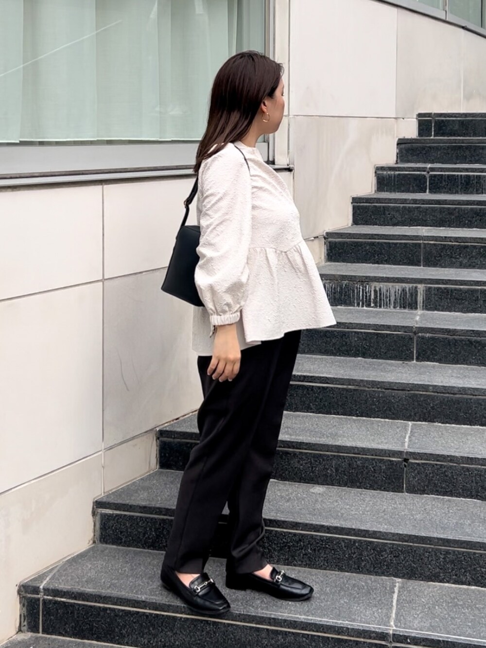 ホワイト系のシャツ/ブラウス、グレー系のその他パンツ、ブラック系のショルダーバッグを着用したレディースの秋コーディネートの5枚目の写真