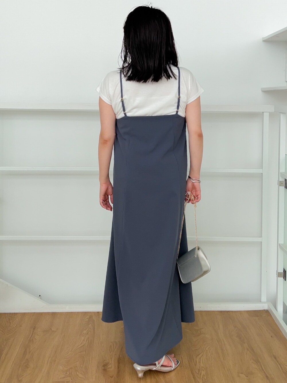 シルバー系のサンダル、シルバー系のショルダーバッグ、パープル系のワンピースを着用したレディースの夏コーディネートの3枚目の写真