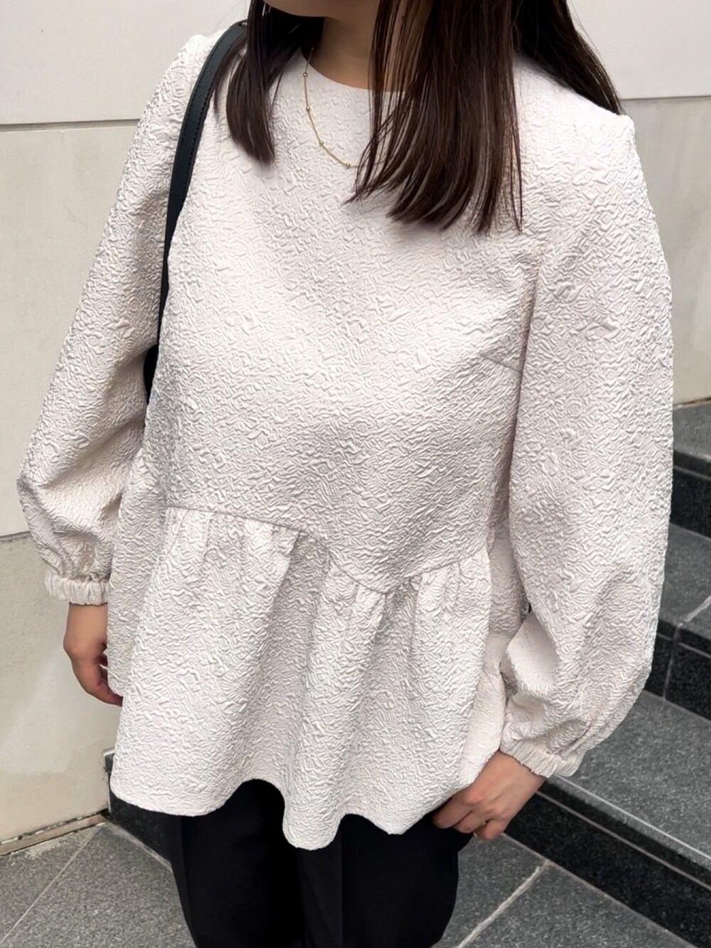 ホワイト系のシャツ/ブラウス、グレー系のその他パンツ、ブラック系のショルダーバッグを着用したレディースの秋コーディネートの4枚目の写真