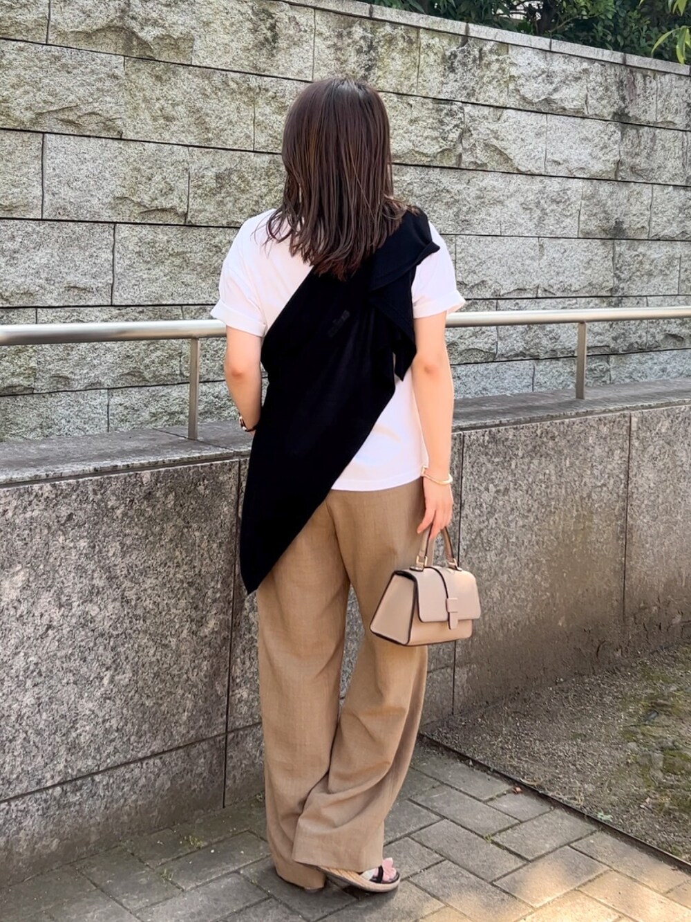 ブラック系のカーディガン/ボレロ、ホワイト系のTシャツ/カットソー、イエロー系のその他パンツを着用したレディースの夏コーディネートの5枚目の写真