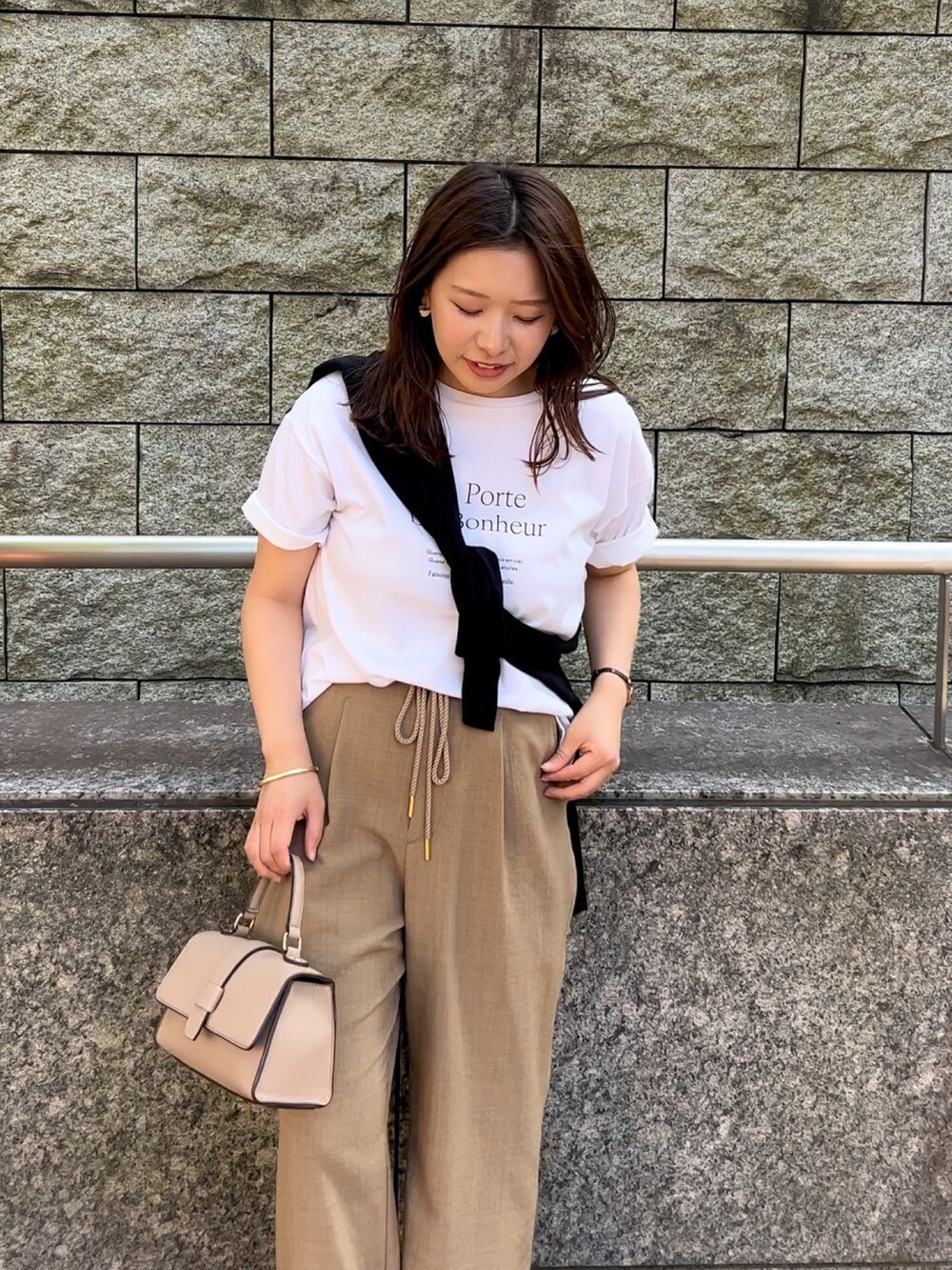 ブラック系のカーディガン/ボレロ、ホワイト系のTシャツ/カットソー、イエロー系のその他パンツを着用したレディースの夏コーディネートの2枚目の写真