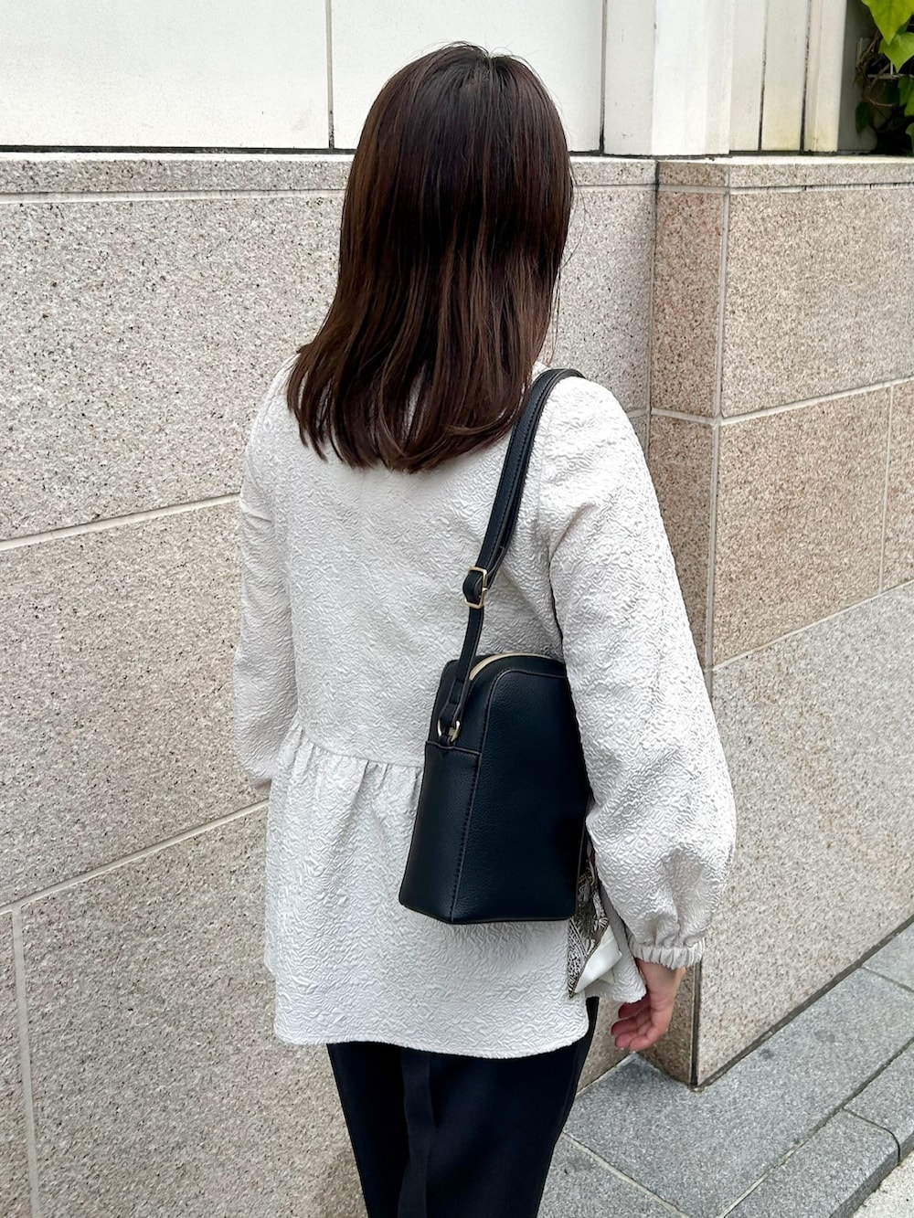 ホワイト系のシャツ/ブラウス、グレー系のその他パンツ、ブラック系のショルダーバッグを着用したレディースの秋コーディネートの3枚目の写真