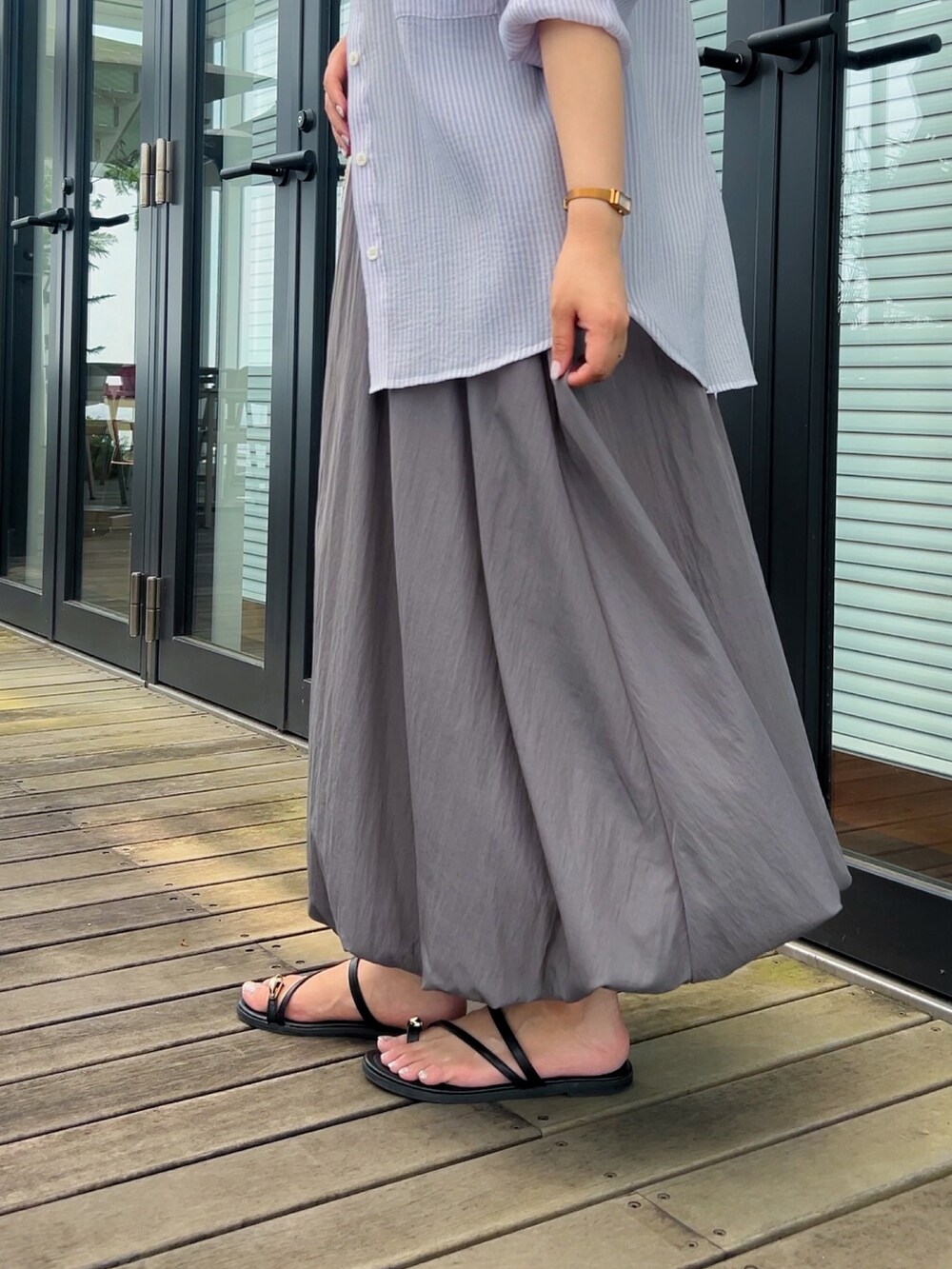 ブルー系のシャツ/ブラウス、ブラック系のサンダル、グレー系のワンピースを着用したレディースの夏コーディネートの6枚目の写真