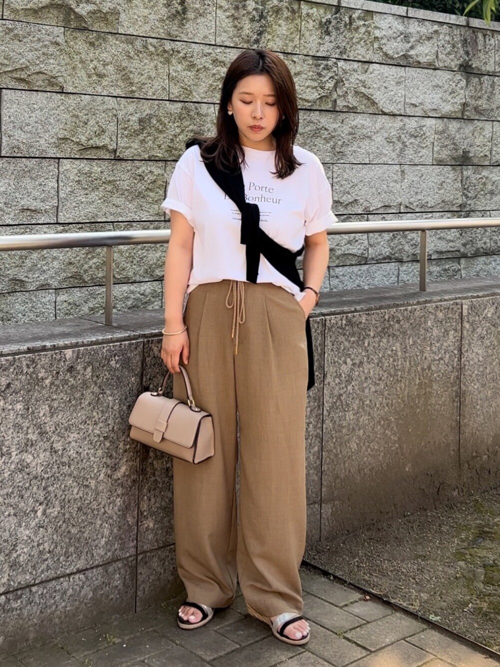 ブラック系のカーディガン/ボレロ、ホワイト系のTシャツ/カットソー、イエロー系のその他パンツを着用したレディースの夏コーディネートの3枚目の写真