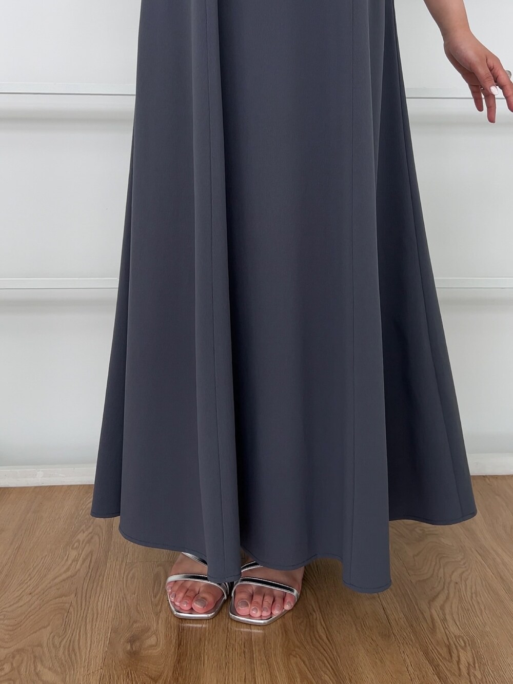 シルバー系のサンダル、シルバー系のショルダーバッグ、パープル系のワンピースを着用したレディースの夏コーディネートの5枚目の写真