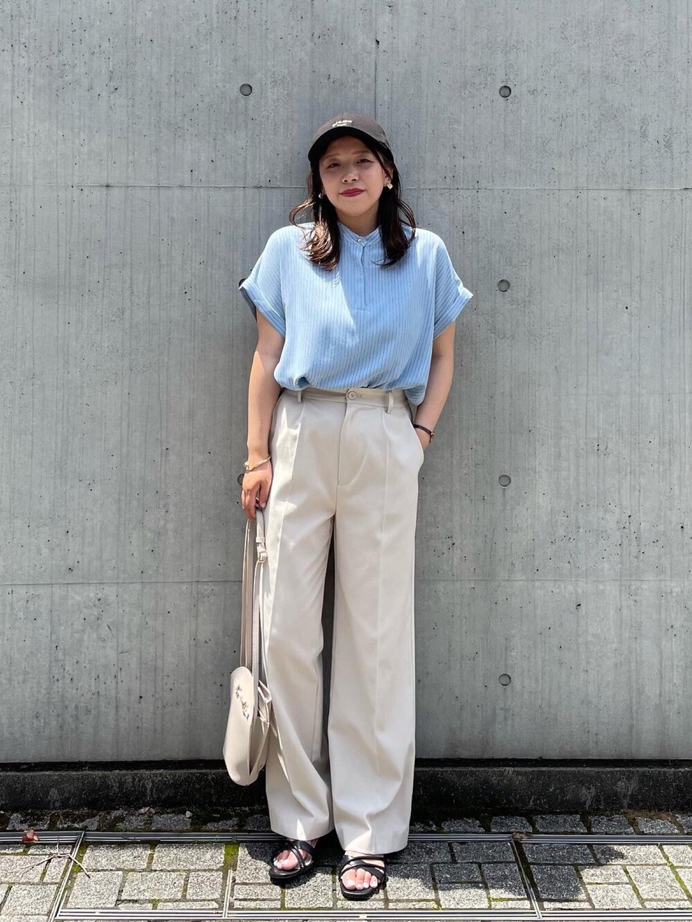 ブラック系のサンダル、ホワイト系のその他パンツ、ブルー系のシャツ/ブラウスを着用したレディースの夏コーディネートの4枚目の写真