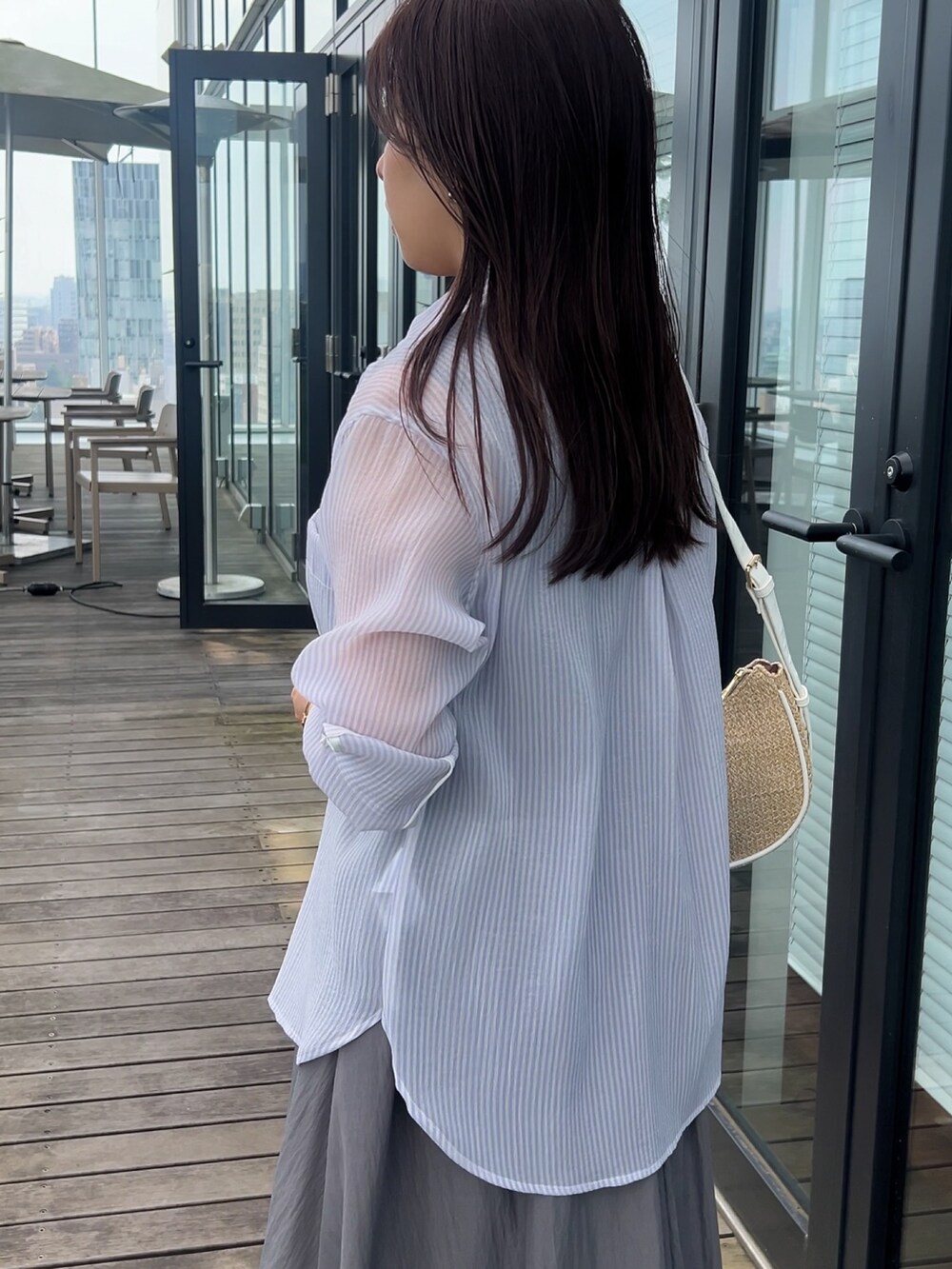 ブルー系のシャツ/ブラウス、ブラック系のサンダル、グレー系のワンピースを着用したレディースの夏コーディネートの5枚目の写真