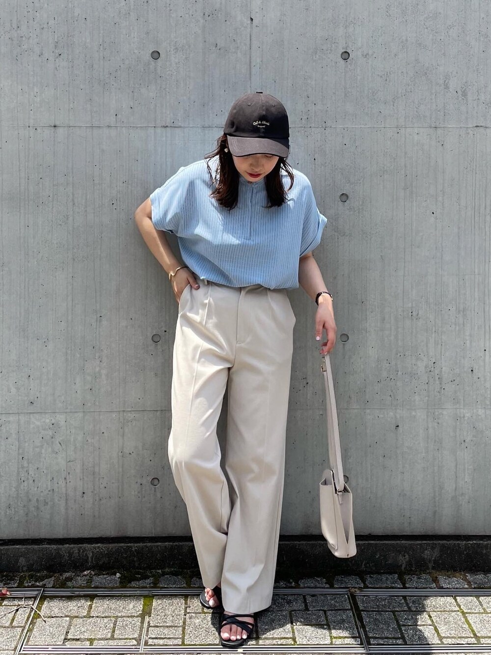 ブラック系のサンダル、ホワイト系のその他パンツ、ブルー系のシャツ/ブラウスを着用したレディースの夏コーディネートの3枚目の写真