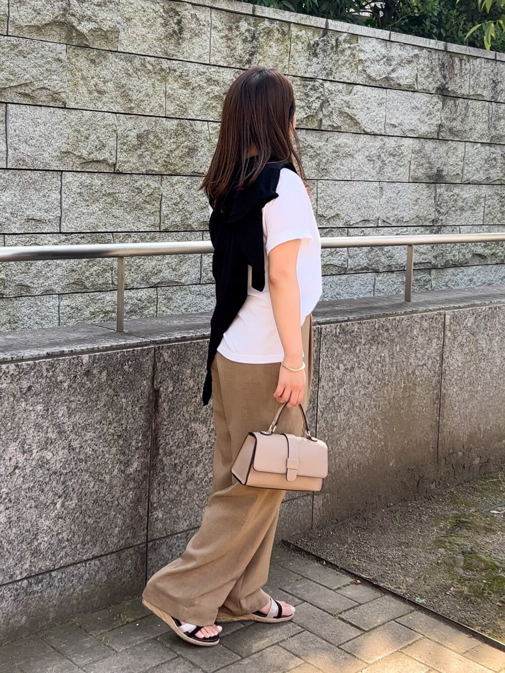 ブラック系のカーディガン/ボレロ、ホワイト系のTシャツ/カットソー、イエロー系のその他パンツを着用したレディースの夏コーディネートの4枚目の写真