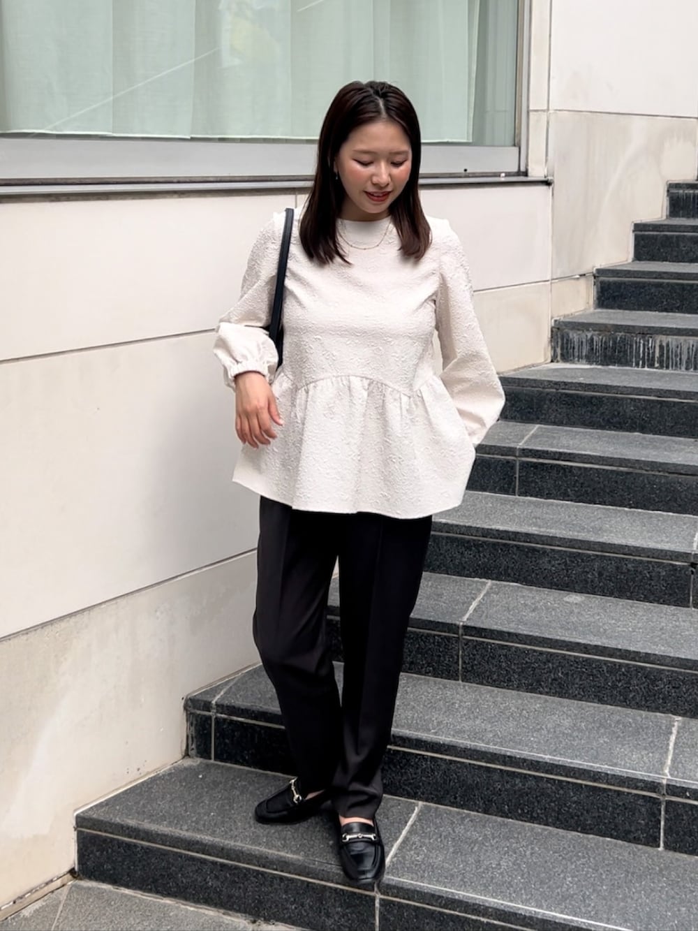 ホワイト系のシャツ/ブラウス、グレー系のその他パンツ、ブラック系のショルダーバッグを着用したレディースの秋コーディネートの2枚目の写真