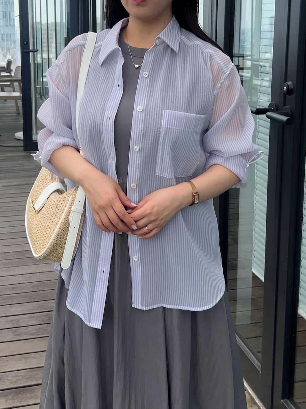 ブルー系のシャツ/ブラウス、ブラック系のサンダル、グレー系のワンピースを着用したレディースの夏コーディネートの4枚目の写真