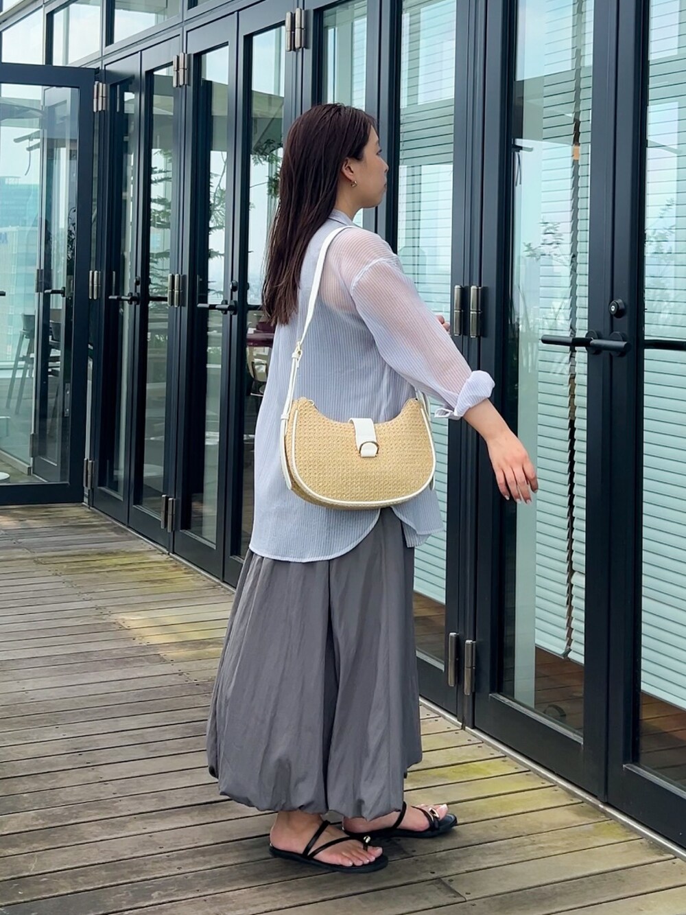 ブルー系のシャツ/ブラウス、ブラック系のサンダル、グレー系のワンピースを着用したレディースの夏コーディネートの2枚目の写真