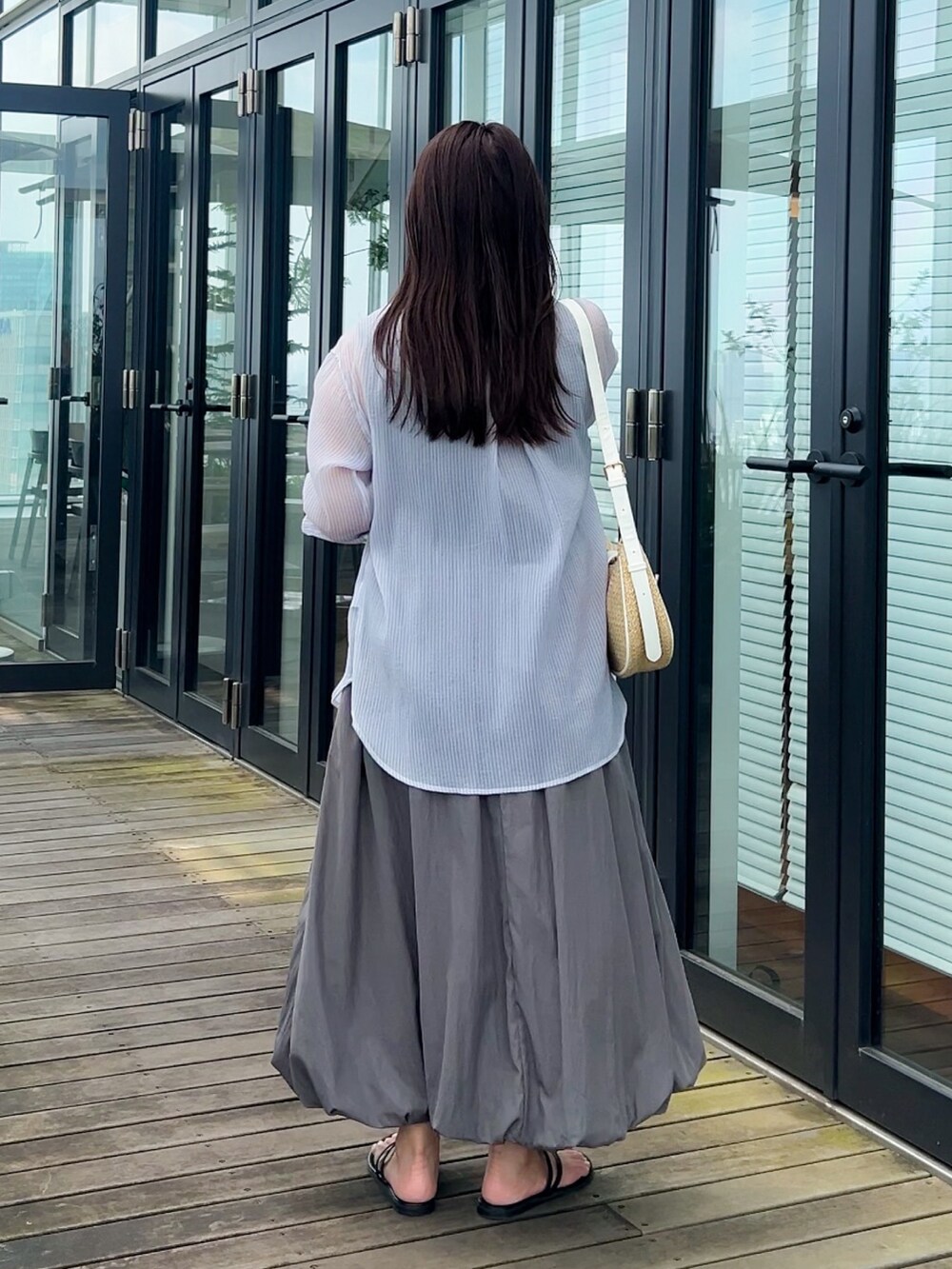 ブルー系のシャツ/ブラウス、ブラック系のサンダル、グレー系のワンピースを着用したレディースの夏コーディネートの3枚目の写真