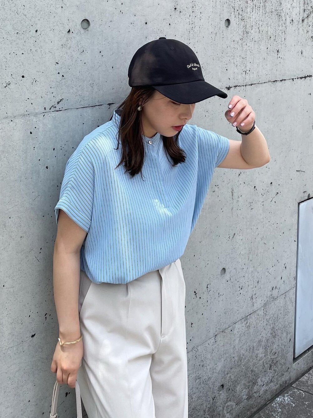 ブラック系のサンダル、ホワイト系のその他パンツ、ブルー系のシャツ/ブラウスを着用したレディースの夏コーディネートの2枚目の写真