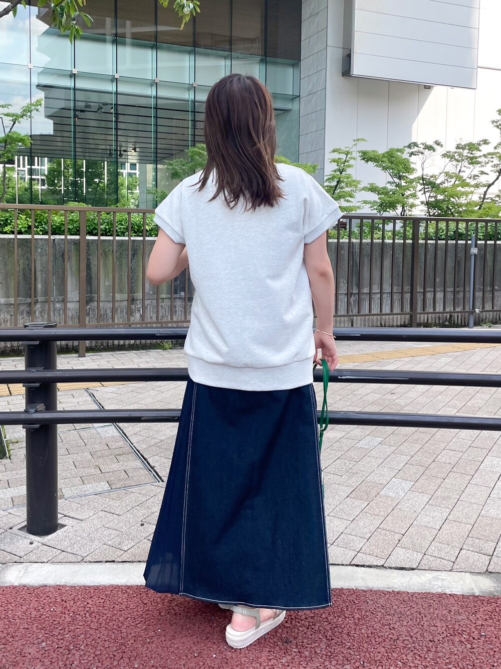 ブルー系のワンピース、グレー系のスウェット、グリーン系のサンダルを着用したレディースの夏コーディネートの4枚目の写真