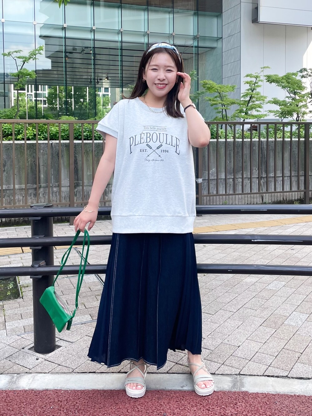 ブルー系のワンピース、グレー系のスウェット、グリーン系のサンダルを着用したレディースの夏コーディネートの2枚目の写真