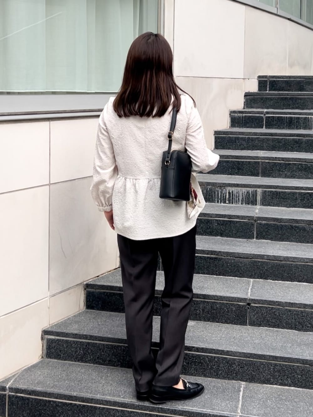 ホワイト系のシャツ/ブラウス、グレー系のその他パンツ、ブラック系のショルダーバッグを着用したレディースの秋コーディネートの6枚目の写真