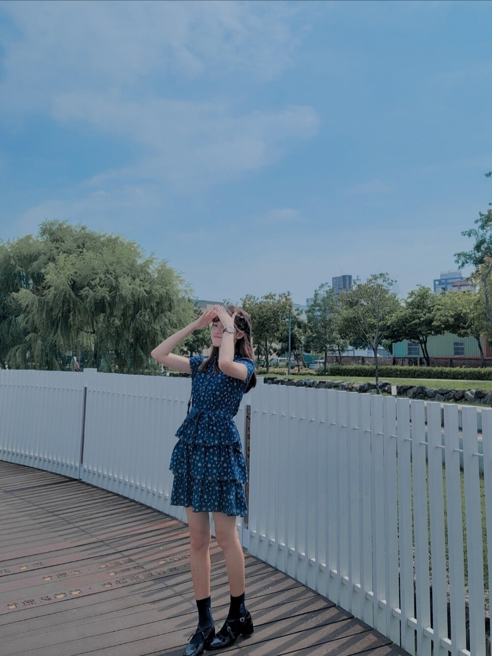 ブラック系のシューズ、ブルー系のワンピース/ドレス、ブルー系のレッグウェアを着用したレディースの秋コーディネートの2枚目の写真