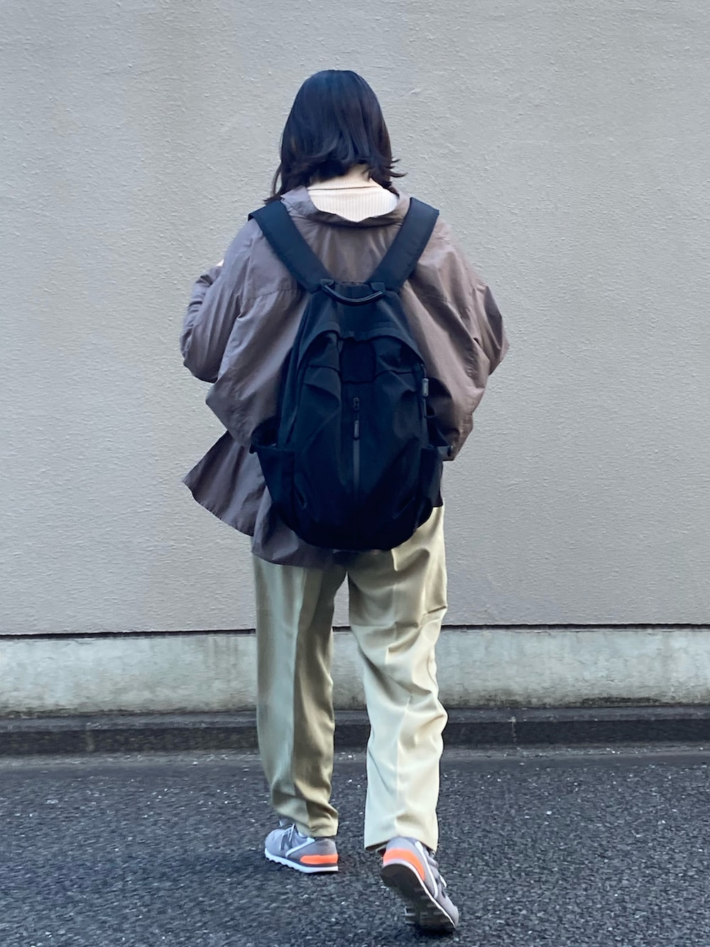「冬コーデ、オトナカジュアル、パンツスタイル、スラックス、スニーカー、黒リュック、リュック、Mila Owen、Crisp、BONLECILL、New Balance」｜「Crispのアイテム（ニット/セーター、ホワイト系）」を使った、nareさん（レディース・169cm）の冬コーディネートの2枚目の写真