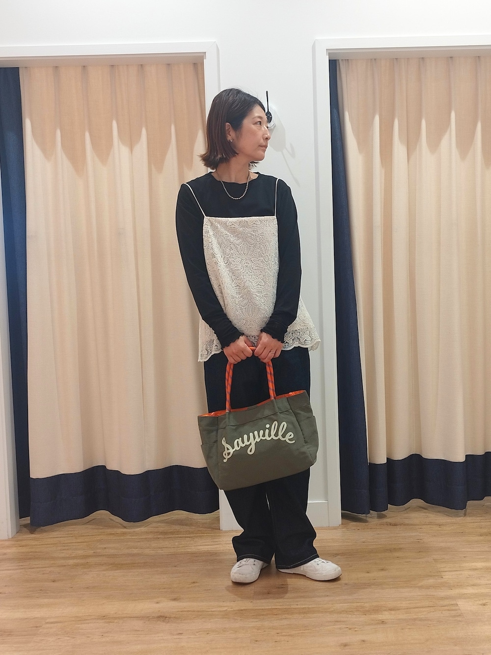 ブラック系のTシャツ/カットソー、ホワイト系のタンクトップ、グリーン系のトートバッグを着用したレディースの秋コーディネートの3枚目の写真