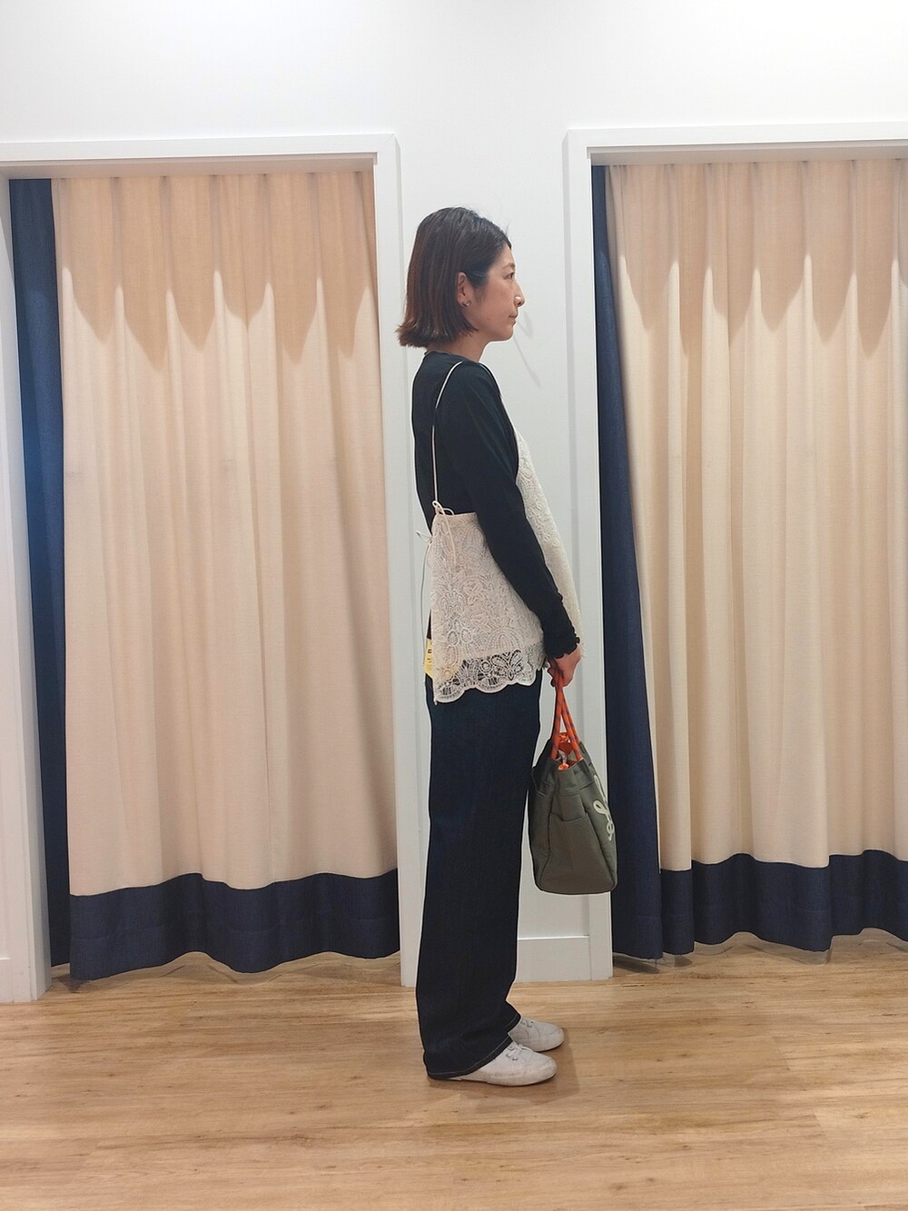 ブラック系のTシャツ/カットソー、ホワイト系のタンクトップ、グリーン系のトートバッグを着用したレディースの秋コーディネートの5枚目の写真