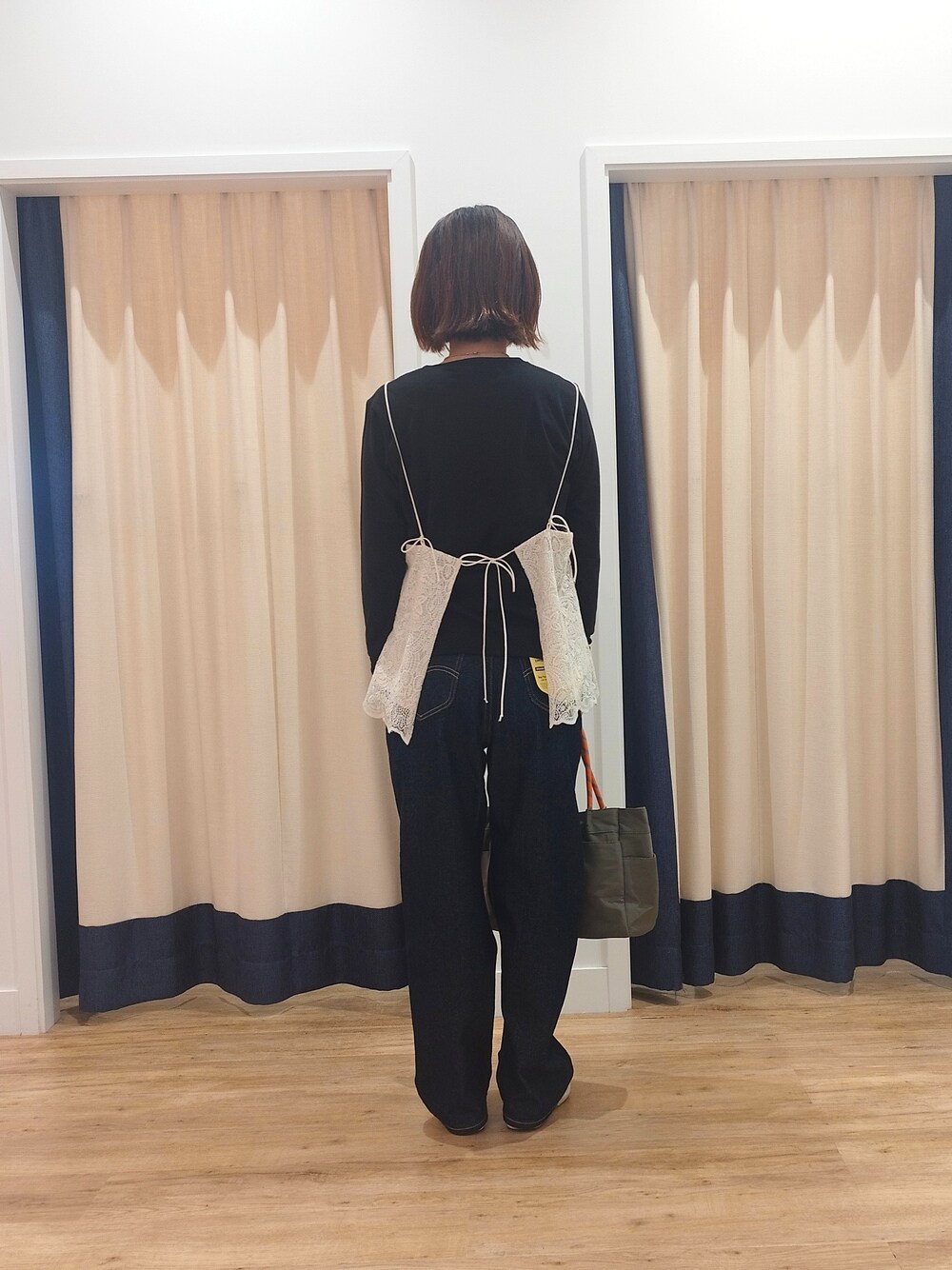 ブラック系のTシャツ/カットソー、ホワイト系のタンクトップ、グリーン系のトートバッグを着用したレディースの秋コーディネートの4枚目の写真