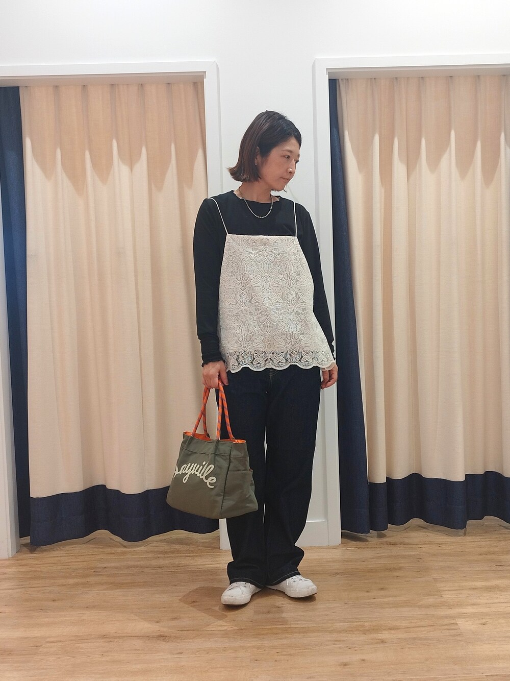 ブラック系のTシャツ/カットソー、ホワイト系のタンクトップ、グリーン系のトートバッグを着用したレディースの秋コーディネートの2枚目の写真