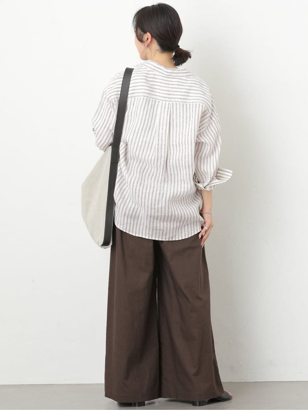 ブラウン系のその他パンツ、ブラウン系のシャツ/ブラウス、ブラック系のサンダルを着用したレディースの春コーディネートの3枚目の写真