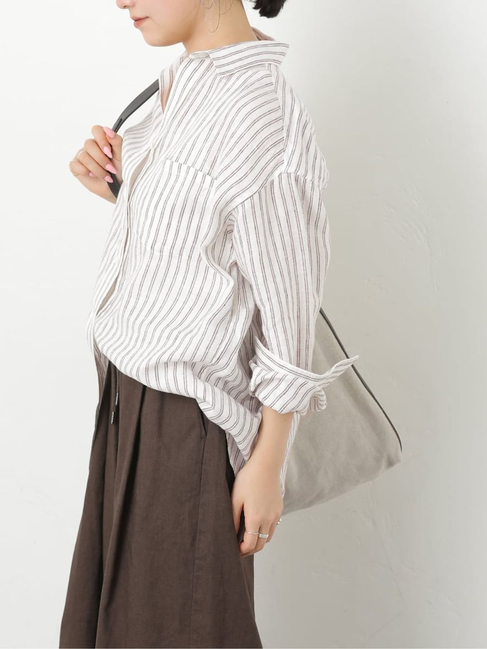 ブラウン系のその他パンツ、ブラウン系のシャツ/ブラウス、ブラック系のサンダルを着用したレディースの春コーディネートの6枚目の写真