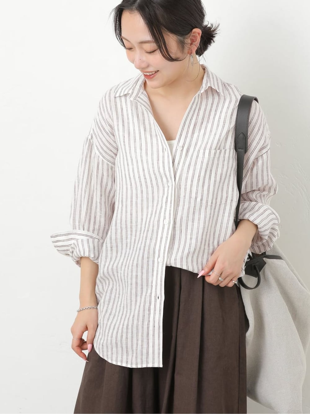 ブラウン系のその他パンツ、ブラウン系のシャツ/ブラウス、ブラック系のサンダルを着用したレディースの春コーディネートの5枚目の写真