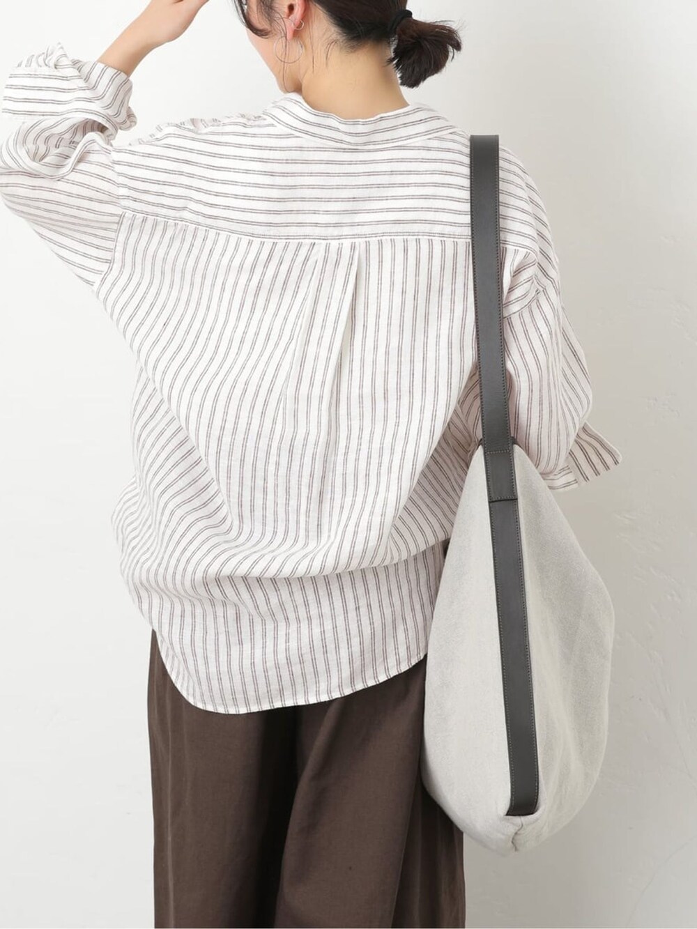 ブラウン系のその他パンツ、ブラウン系のシャツ/ブラウス、ブラック系のサンダルを着用したレディースの春コーディネートの7枚目の写真