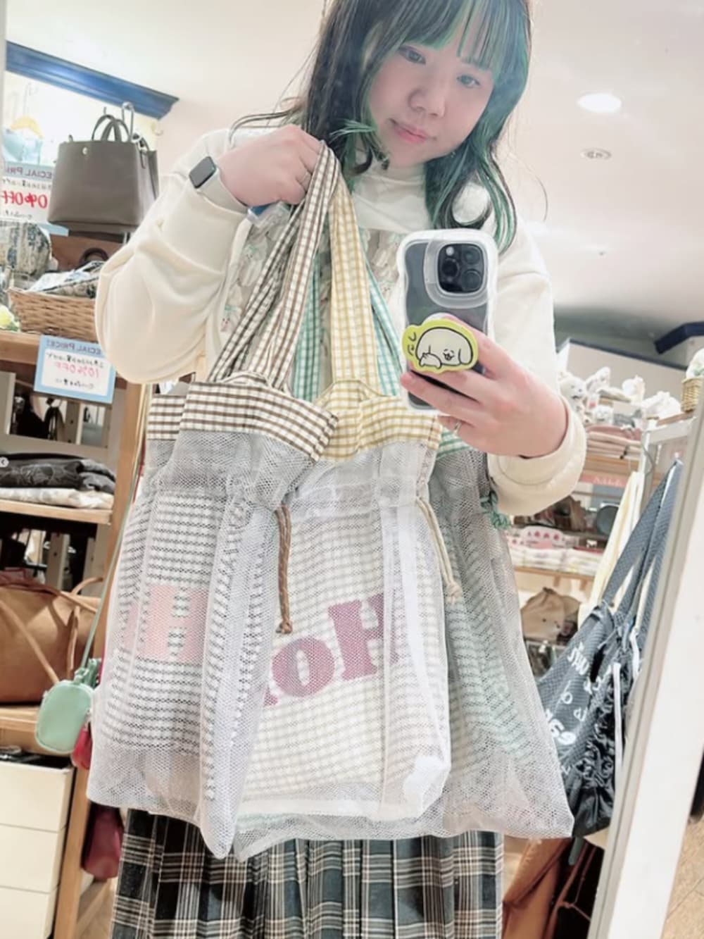 グリーン系のトートバッグを着用したレディースの冬コーディネートの4枚目の写真