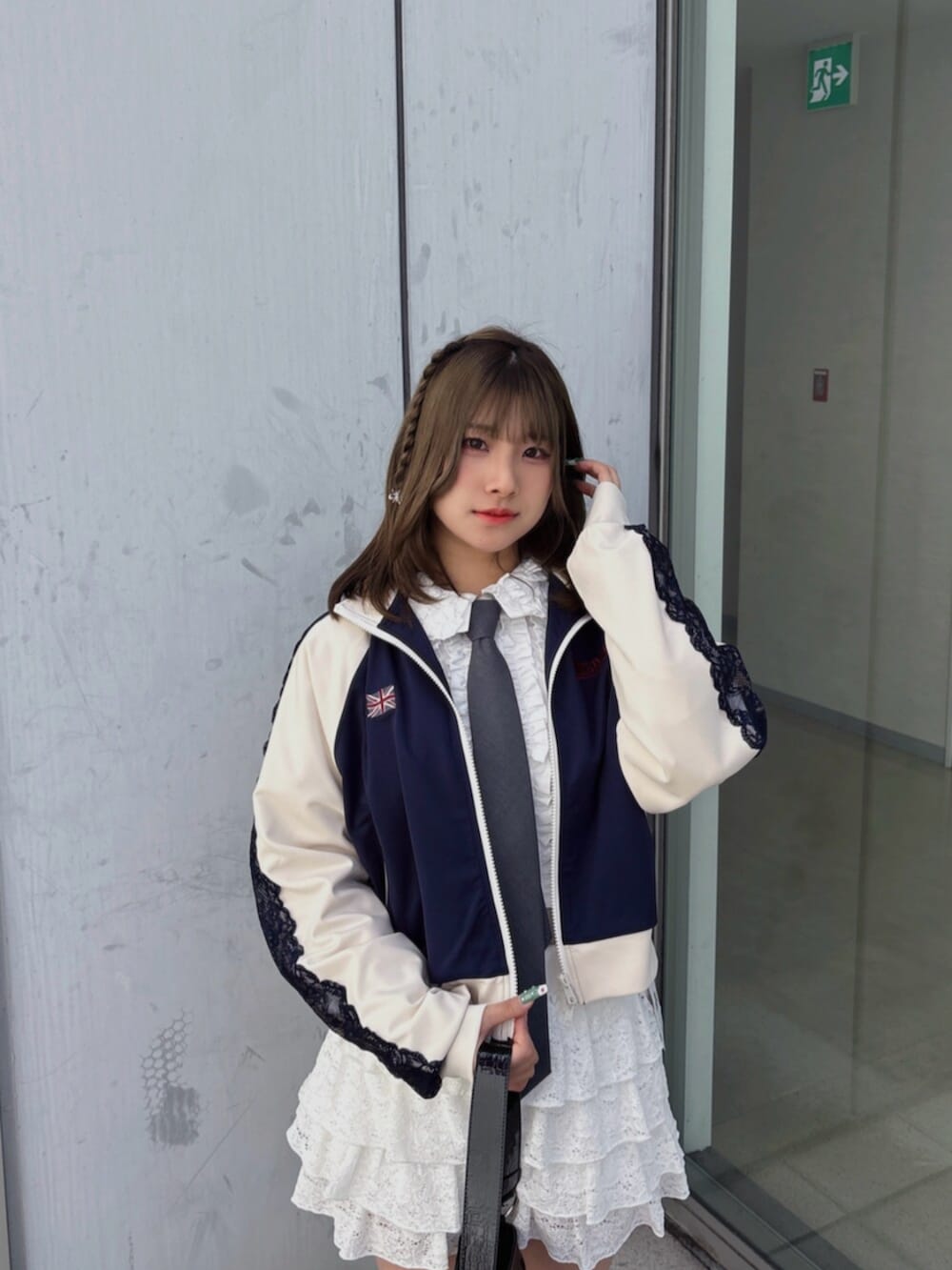 ブルー系のジャージ、ホワイト系のシャツ/ブラウス、グレー系のネクタイを着用したレディースの春コーディネートの6枚目の写真