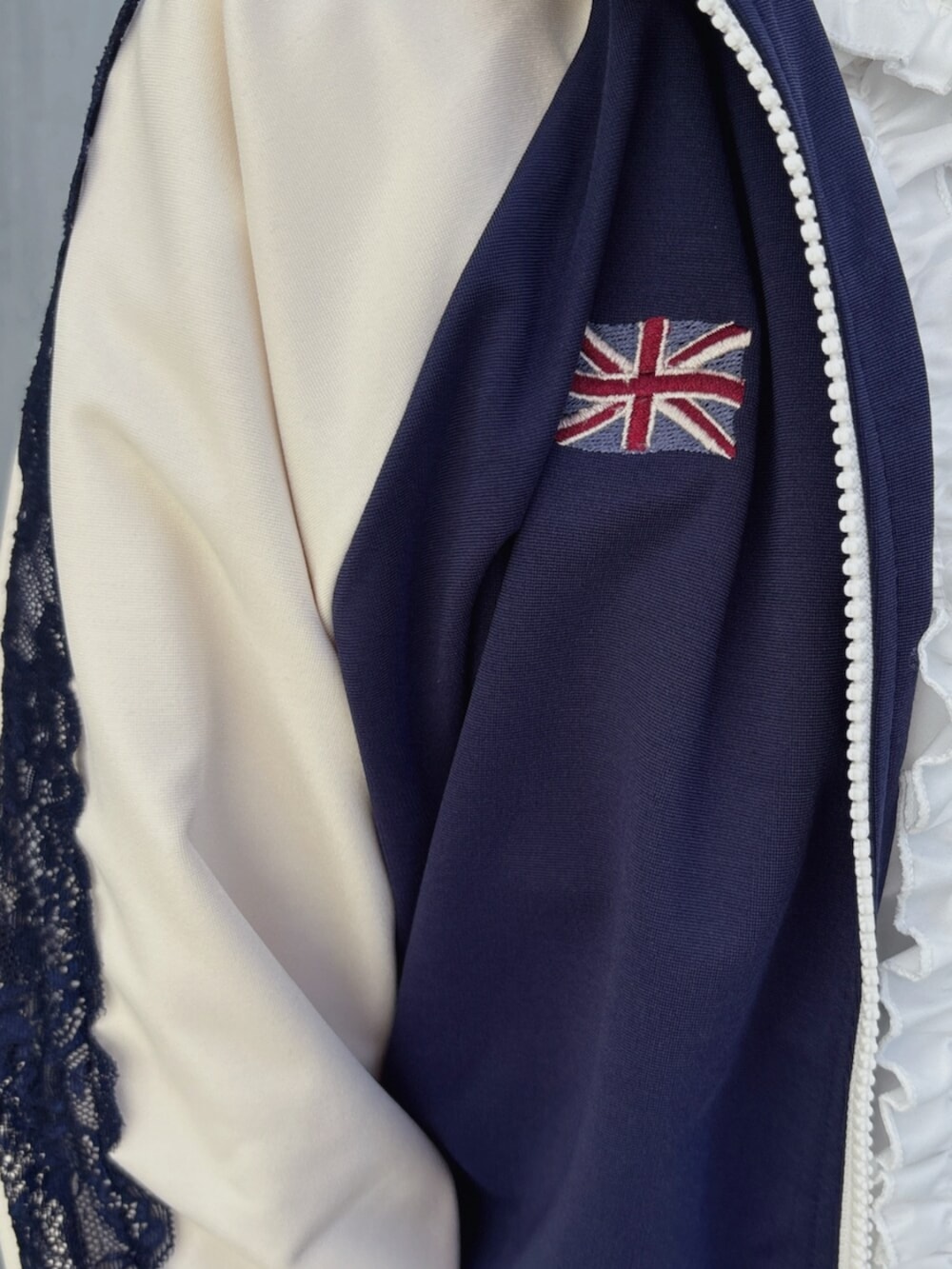 ブルー系のジャージ、ホワイト系のシャツ/ブラウス、グレー系のネクタイを着用したレディースの春コーディネートの8枚目の写真